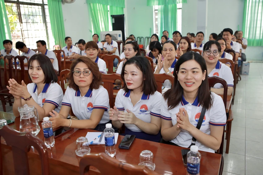 Cán bộ trẻ Học viện Cán bộ TP.HCM tìm hiểu, gợi mở những góc nhìn phát triển xã đảo Long Sơn