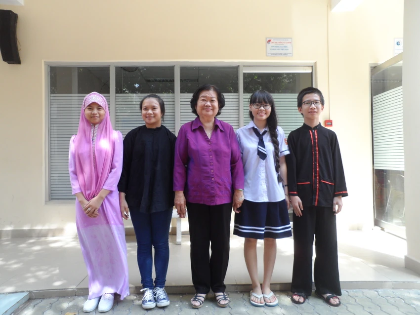 Nguyên Phó chủ tịch nước Trương Mỹ Hoa gặp gỡ học sinh ươm mầm tương lai ảnh 2 Nguyên Phó chủ tịch nước Trương Mỹ Hoa gặp gỡ học sinh ươm mầm tương lai ảnh 2