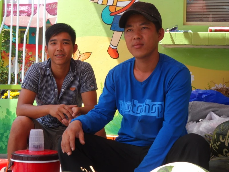 Nghề khắc... dưa hấu Tết kiếm bạc triệu ở Sài Gòn ảnh 4 Nghề khắc... dưa hấu Tết kiếm bạc triệu ở Sài Gòn ảnh 4