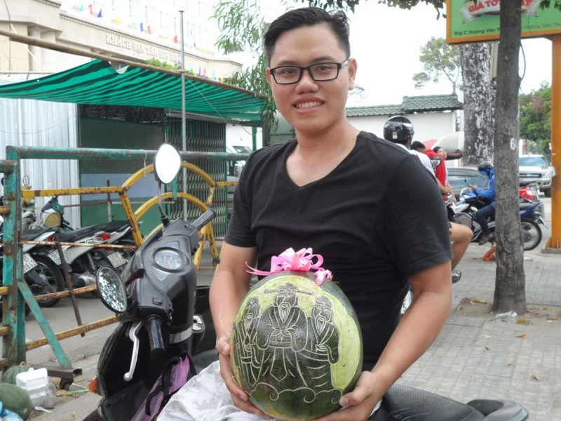 Nghề khắc... dưa hấu Tết kiếm bạc triệu ở Sài Gòn ảnh 5 Nghề khắc... dưa hấu Tết kiếm bạc triệu ở Sài Gòn ảnh 5