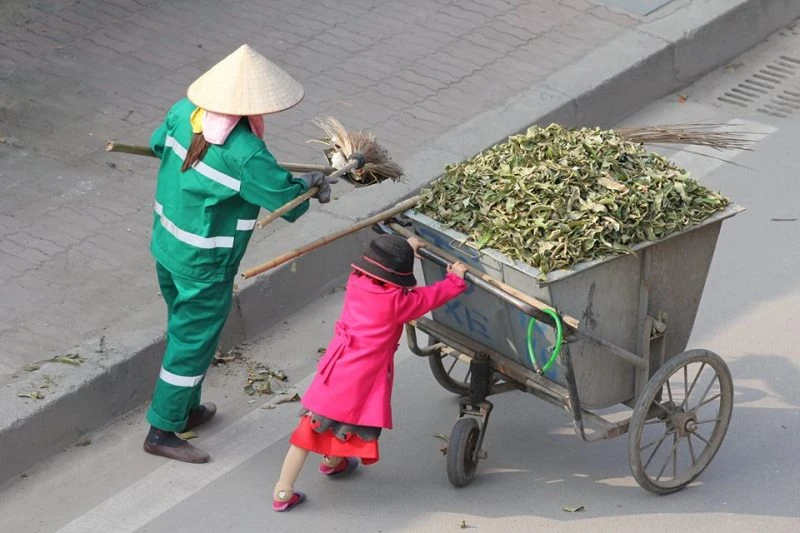 Bộ ảnh mẹ con chị lao công ngày tết gây xúc động mạnh ảnh 11 Bộ ảnh mẹ con chị lao công ngày tết gây xúc động mạnh ảnh 11