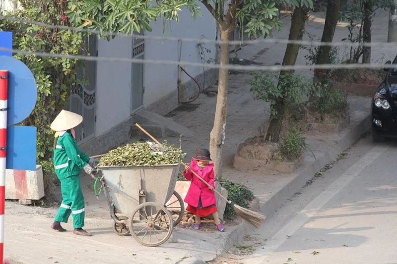 Bộ ảnh mẹ con chị lao công ngày tết gây xúc động mạnh ảnh 12 Bộ ảnh mẹ con chị lao công ngày tết gây xúc động mạnh ảnh 12