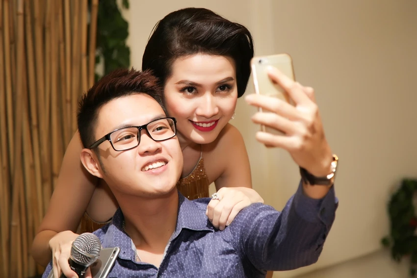 Phan Thị Mơ quyến rũ với đầm vàng bó sát