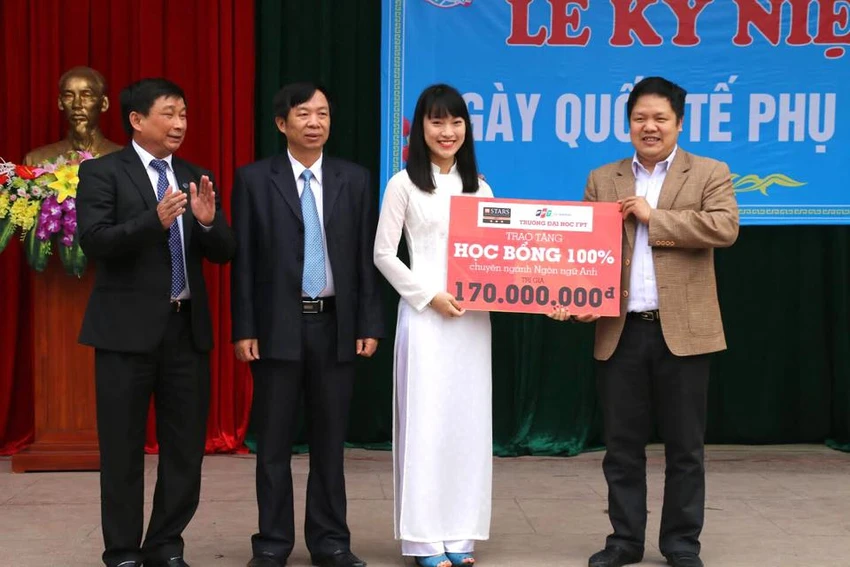 Nữ sinh bắt chước 7 thứ tiếng lập cú đúp đậu hai trường Đại học ảnh 2 Trần Khánh Vy từng nhận học bổng 100% của trường Đại học FPT.