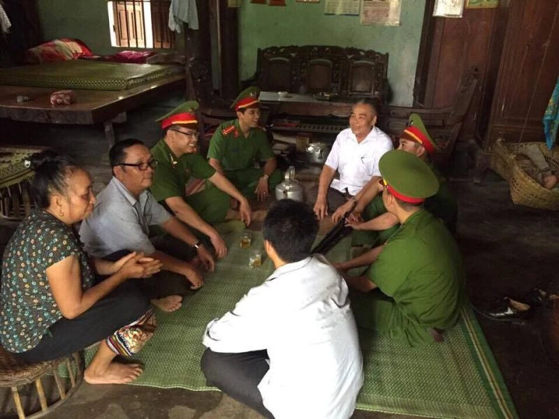 Người dân vùng tái định cư Nghệ An tự nguyện giao nộp hơn 50 súng kíp ảnh 2 Người dân vùng tái định cư Nghệ An tự nguyện giao nộp hơn 50 súng kíp ảnh 2