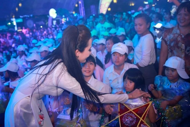 Phan Thị Mơ vui Trung thu cùng trẻ em tại phố đi bộ Nguyễn Huệ ảnh 4 Mơ Phan