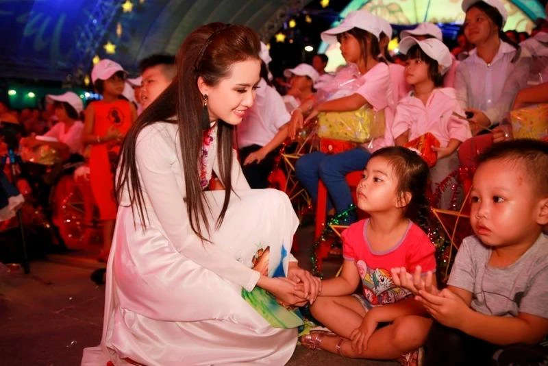Phan Thị Mơ vui Trung thu cùng trẻ em tại phố đi bộ Nguyễn Huệ ảnh 1 Phan thị mơ