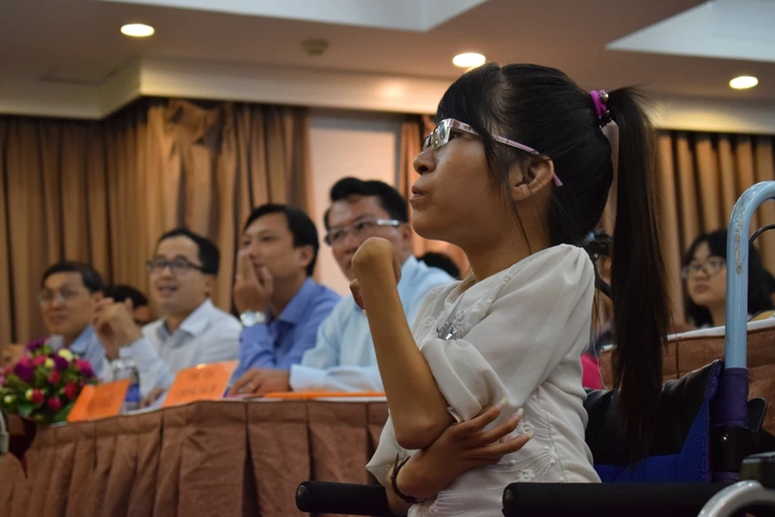 Chẳng lẽ người khuyết tật thì không được đi xe buýt? ảnh 2 Chẳng lẽ người khuyết tật thì không được đi xe buýt? ảnh 2