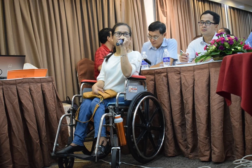 Chẳng lẽ người khuyết tật thì không được đi xe buýt? ảnh 1 Chẳng lẽ người khuyết tật thì không được đi xe buýt? ảnh 1