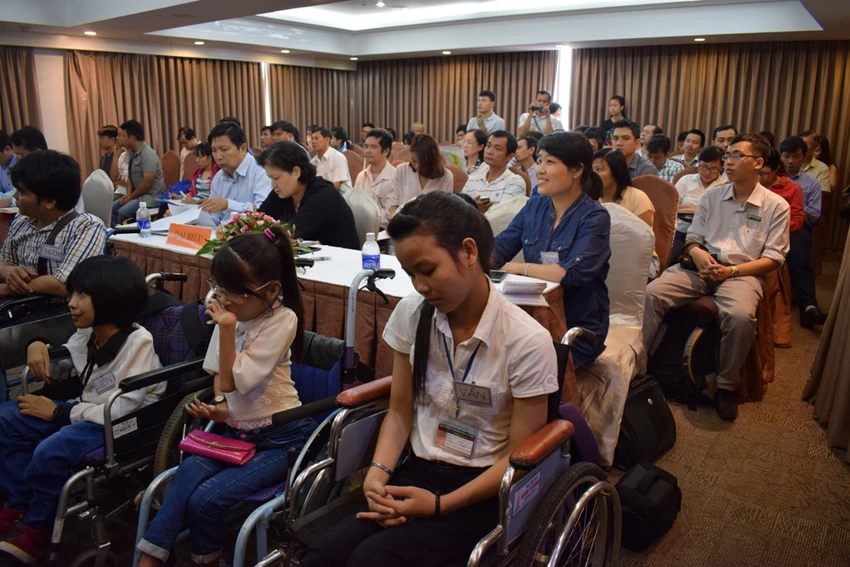 Chẳng lẽ người khuyết tật thì không được đi xe buýt? ảnh 3 Chẳng lẽ người khuyết tật thì không được đi xe buýt? ảnh 3