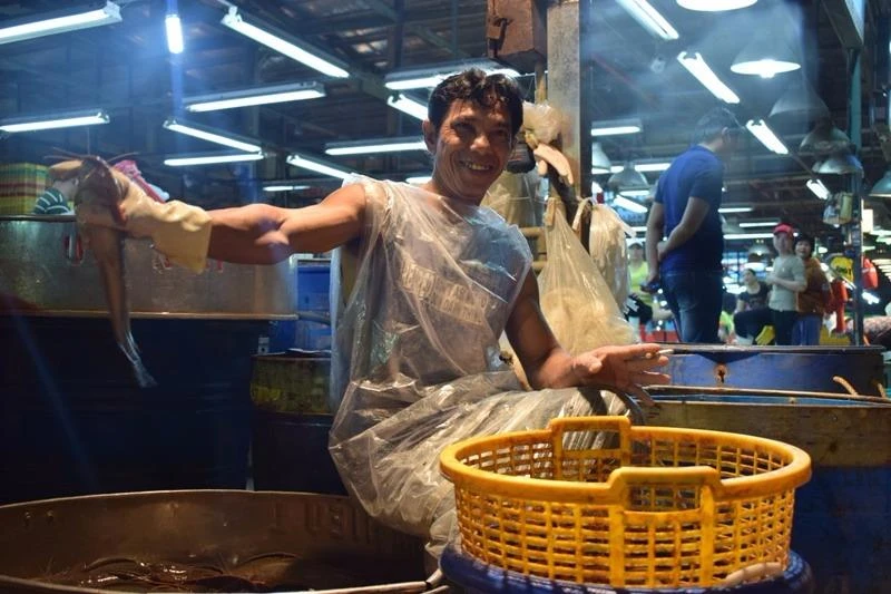 ng Nguyễn Văn Khánh khoe những con cá trê còn tươi rói vừa từ Cần Thơ về