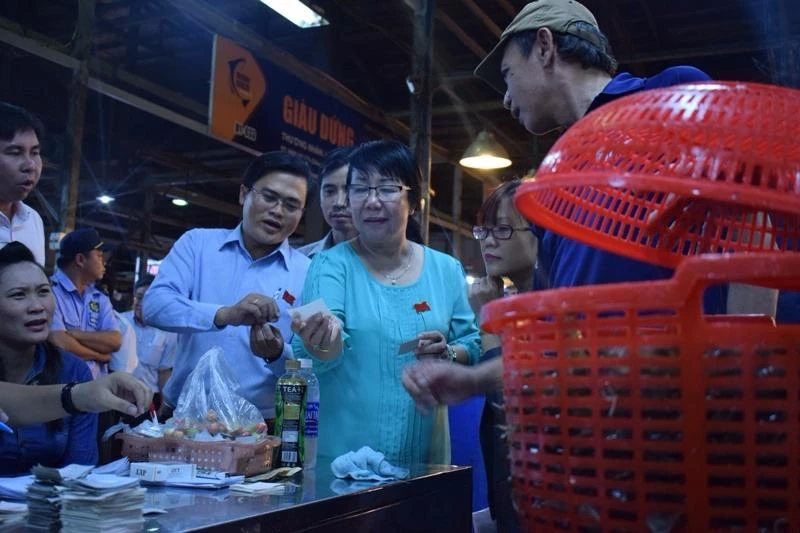 Bà Thi Thị Tuyết Nhung cùng đoàn trực tiếp xuống khảo sát các gian hàng thủy hải sản. 