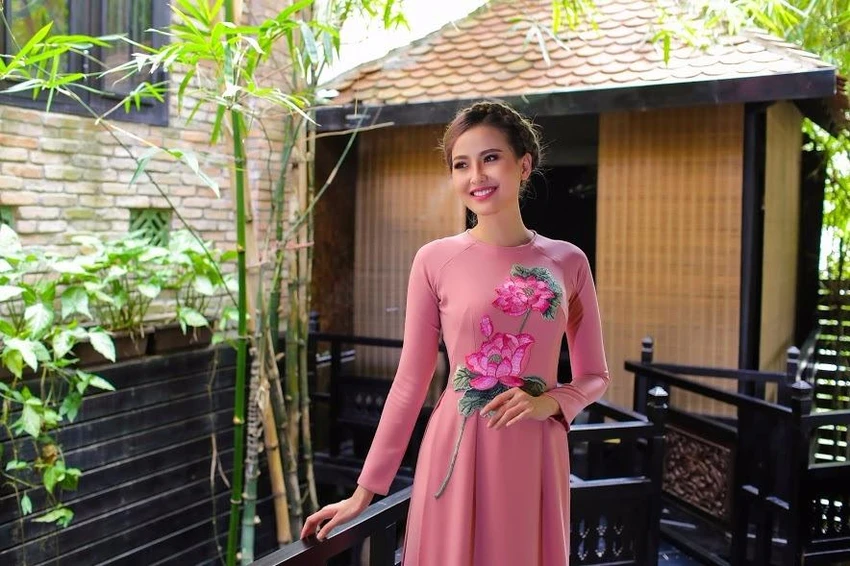 Khánh Ngân e ấp dịu dàng trong tà áo dài