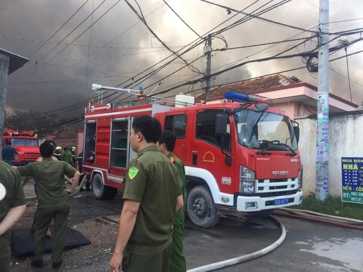Xưởng mút xốp ở Bình Chánh chìm trong biển lửa ảnh 6 Xưởng mút xốp ở Bình Chánh chìm trong biển lửa ảnh 6