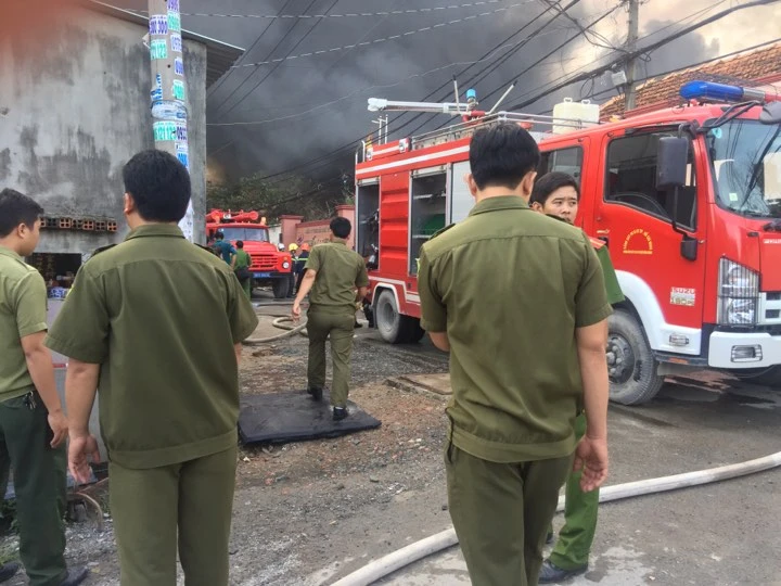 Xưởng mút xốp ở Bình Chánh chìm trong biển lửa ảnh 7 Xưởng mút xốp ở Bình Chánh chìm trong biển lửa ảnh 7