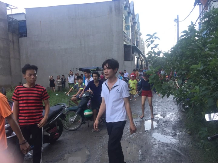 Xưởng mút xốp ở Bình Chánh chìm trong biển lửa ảnh 8 Xưởng mút xốp ở Bình Chánh chìm trong biển lửa ảnh 8