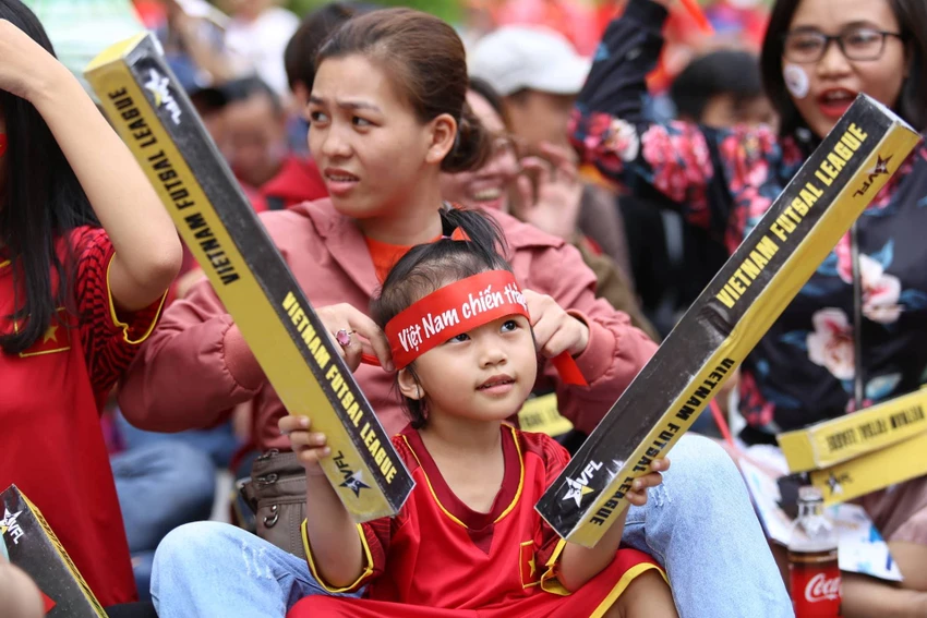Cổ động viên cả nước tiếp lửa cho Olympic Việt Nam ảnh 2 Cổ động viên cả nước tiếp lửa cho Olympic Việt Nam ảnh 2