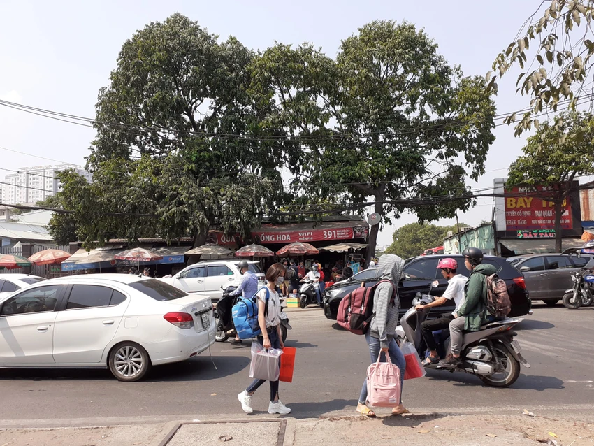Người dân tay xách nách mang rời TP.HCM về quê ăn Tết ảnh 5 Người dân tay xách nách mang rời TP.HCM về quê ăn Tết ảnh 5