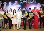 Lương Gia Huy quỳ gối tri ân thầy Ngọc Sơn trên sân khấu