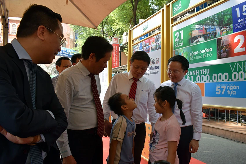 Có một con đường rợp lá me bay quyện mùi thơm của sách... ảnh 7 Có một con đường rợp lá me bay quyện mùi thơm của sách... ảnh 7