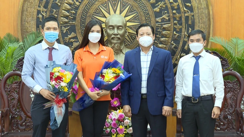 Hoa hậu Khánh Vân giúp đỡ người khuyết tật, bán vé số tại TP.HCM ảnh 4 Hoa hậu Khánh Vân giúp đỡ người khuyết tật, bán vé số tại TP.HCM ảnh 4
