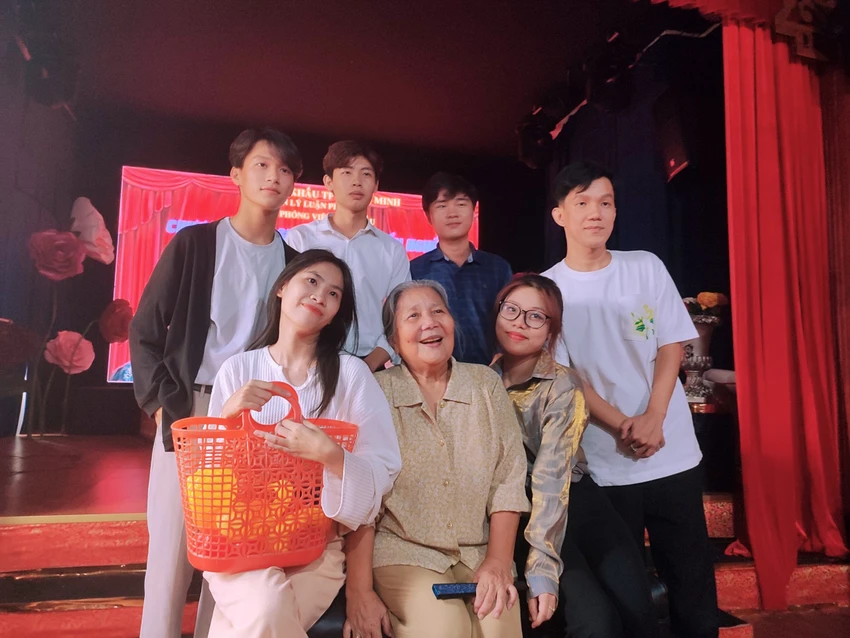 Nghệ sĩ Lê Thiện lớn tuổi vẫn nhiệt tình truyền nghề, hỗ trợ miễn phí cho các diễn viên trẻ. Ảnh: NGUYỄN TRÀ Nghệ sĩ Lê Thiện lớn tuổi vẫn nhiệt tình truyền nghề, hỗ trợ miễn phí cho các diễn viên trẻ. Ảnh: NGUYỄN TRÀ