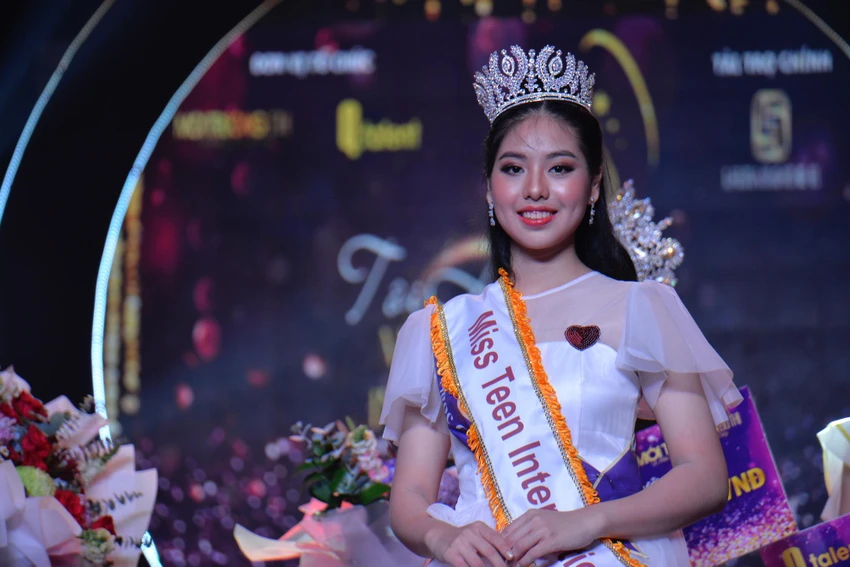 Hoa hậu Ngô Ngọc Gia Hân: "Phương Nga cầu tiến, không ngừng học học, cố gắng". Ảnh: NGUYỄN TRÀ Hoa hậu Ngô Ngọc Gia Hân: "Phương Nga cầu tiến, không ngừng học học, cố gắng". Ảnh: NGUYỄN TRÀ