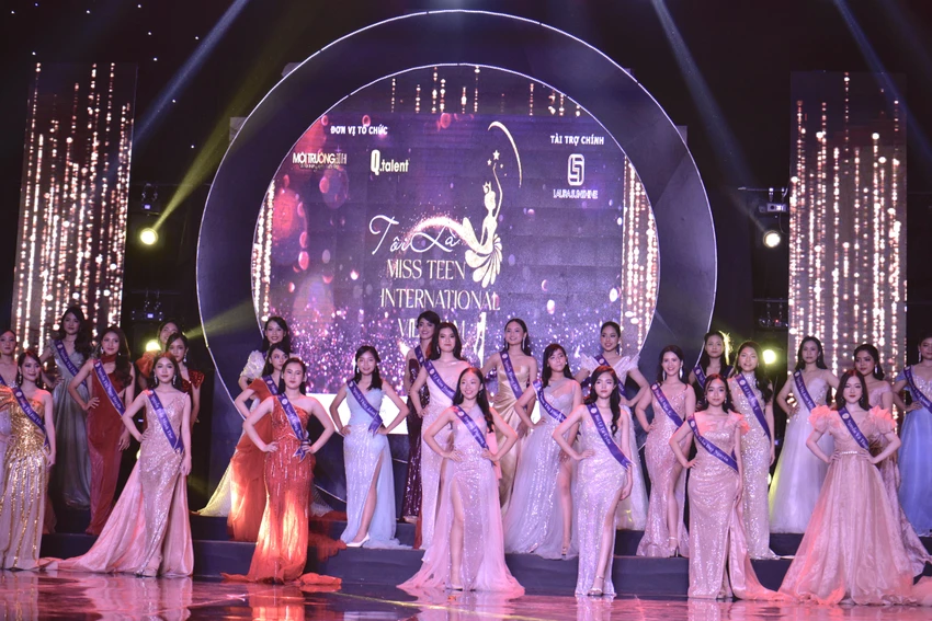 Trương Phương Nga và các thí sinh trong trang phục dạ hội. Ảnh: NGUYỄN TRÀ Trương Phương Nga và các thí sinh trong trang phục dạ hội. Ảnh: NGUYỄN TRÀ