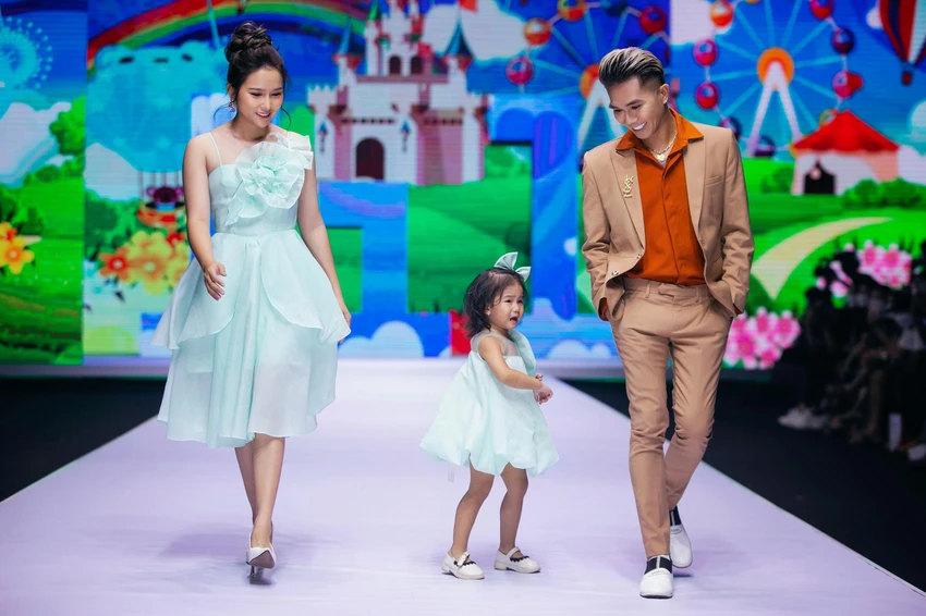 Gia đình ca sĩ Khánh Đơn - Huỳnh Như và con gái đã lấy những tràn vỗ tay liên tục của khán giả với màn trình diễn bộ sưu tập “Cầu vòng” của Guon. Không phải bàn cãi, công chúa dễ thương chính là "thỏi nam châm"
