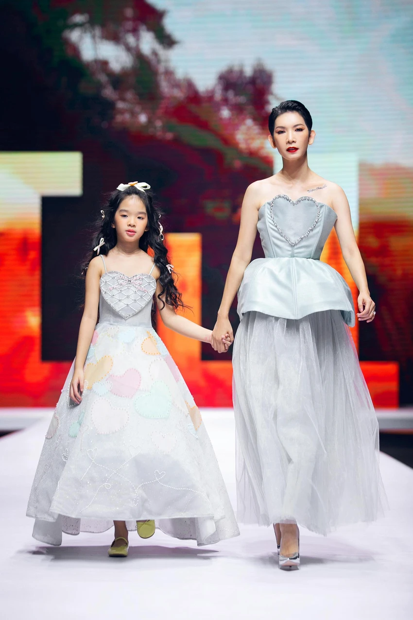 Xuân Lan và công chúa bé Thỏ làm vedette trong thiết kế của NTK Kim Chi.