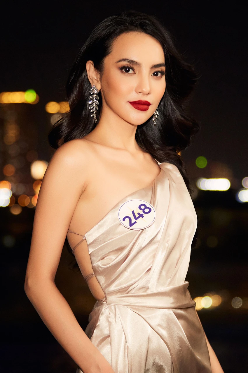 Bùi Thị Linh Chi (SBD 248) là MC - BTV trẻ của đài truyền hình ANTV. Câu chuyện cô gái từng phải khâu 7 mũi trên trán, vượt qua tự ti hoàn thiện mình và đến với Hoa hậu Hoàn vũ Việt Nam từng được Linh Chi chia sẻ đã thu hút sự chú ý của đông đảo người hâm mộ sắc đẹp. Linh Chi đã thực hiện dự án "Đừng bỏ sách cũ" hơn một năm nay, mang sách cũ đến những trẻ em vùng sâu vùng xa