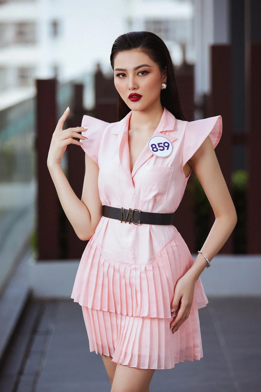 Nguyễn Thu Hằng (SBD 859) là nhân học viện Tài chính Ngân hàng. Người đẹp Bắc Ninh sở hữu số đo hình thể 80-61-90. Cô đặc biệt quan tâm đến việc giáo dục để bảo vệ trẻ em. Thu Hằng tin rằng Hoa hậu Hoàn vũ Việt Nam 2022 sẽ là cơ hội để cô đưa ra quan điểm để giúp đỡ nhiều trẻ em hơn.