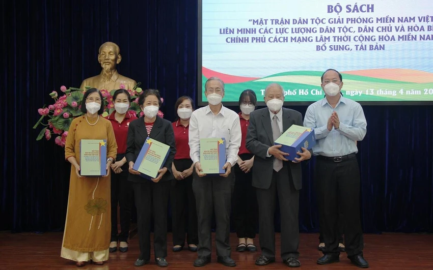 Ông Nguyễn Hồ Hải - Phó Bí thư Thành ủy TP HCM trân trọng trao những cuốn sách vào sáng nay 14-4 . Ảnh: CTV