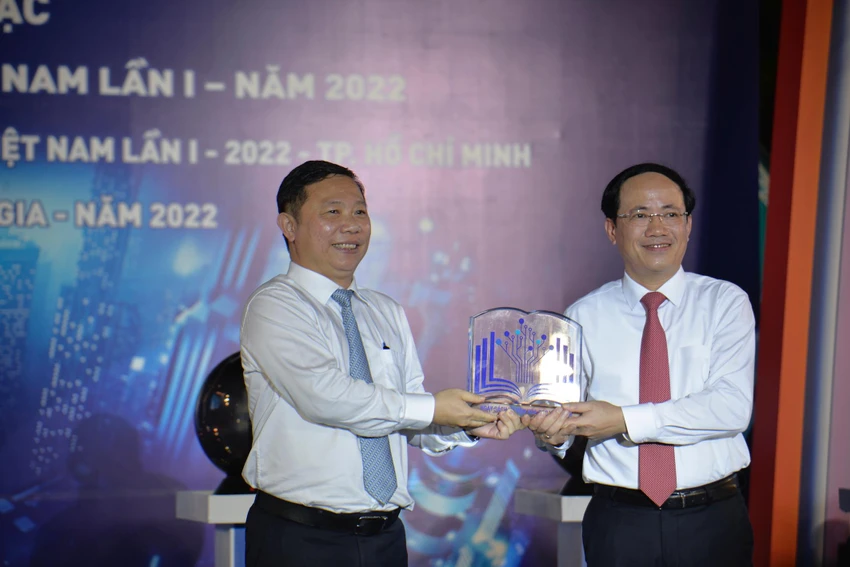 Tặng biểu trưng Ngày sách và Văn hoá đọc Việt Nam cho Bộ Thông tin và Truyền thông Tặng biểu trưng Ngày sách và Văn hoá đọc Việt Nam cho Bộ Thông tin và Truyền thông