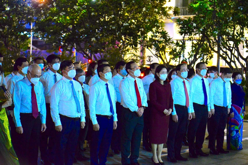 Bí thư Thành uỷ TP.HCM Nguyễn Văn Nên cùng các lãnh đạo dâng hương dâng hoa tại công viên tượng đài Chủ tịch Hồ Chí Minh. Ảnh: NGUYỄN TRÀ Bí thư Thành uỷ TP.HCM Nguyễn Văn Nên cùng các lãnh đạo dâng hương dâng hoa tại công viên tượng đài Chủ tịch Hồ Chí Minh. Ảnh: NGUYỄN TRÀ