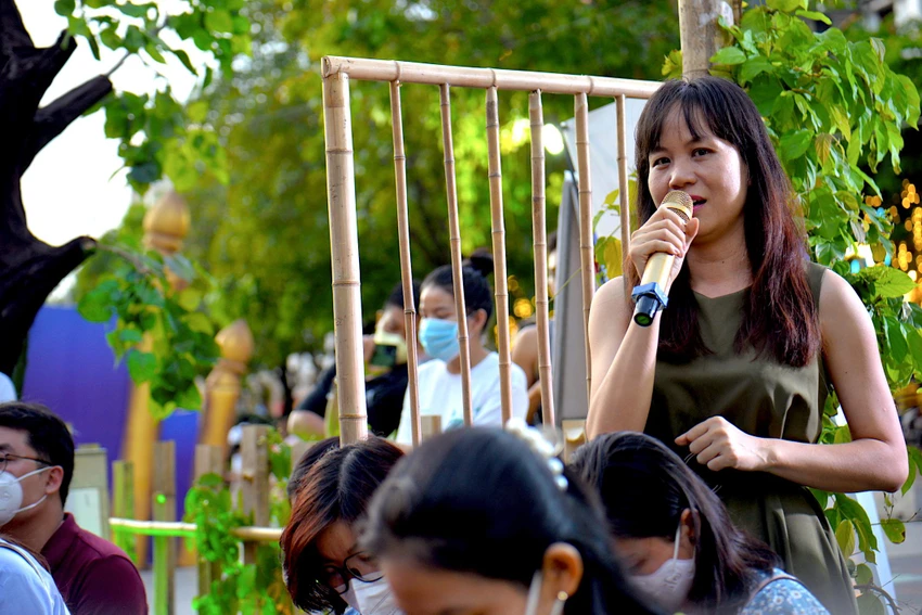 Nhà văn La Hường: 'Lúc cần mạnh mẽ Phương Huyền mạnh mẽ, nhưng cô ấy cũng rất phiêu, rất mềm mỏng khi cần'. Ảnh: NGUYỄN TRÀ Nhà văn La Hường: 'Lúc cần mạnh mẽ Phương Huyền mạnh mẽ, nhưng cô ấy cũng rất phiêu, rất mềm mỏng khi cần'. Ảnh: NGUYỄN TRÀ