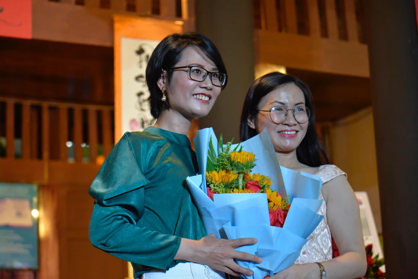 Bạn văn mừng Phương Huyền ra mắt sách ‘Yêu một chút cũng đâu có sao’ ảnh 4 Bạn văn mừng Phương Huyền ra mắt sách ‘Yêu một chút cũng đâu có sao’ ảnh 4