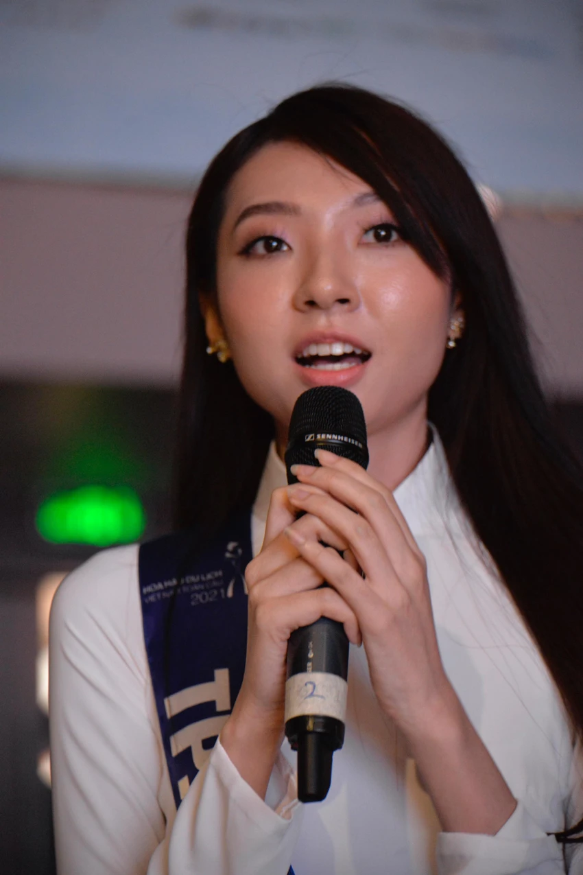 Nữ sinh Ngoại thương ‘bắn’ 2 ngoại ngữ tại họp báo Hoa hậu Du lịch ảnh 2 Nữ sinh Ngoại thương ‘bắn’ 2 ngoại ngữ tại họp báo Hoa hậu Du lịch ảnh 2