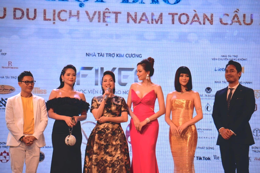 Ban giám khảo cuộc thi Hoa hậu Du lịch Việt Nam toàn cầu 2021. Ảnh: NGUYỄN TRÀ Ban giám khảo cuộc thi Hoa hậu Du lịch Việt Nam toàn cầu 2021. Ảnh: NGUYỄN TRÀ