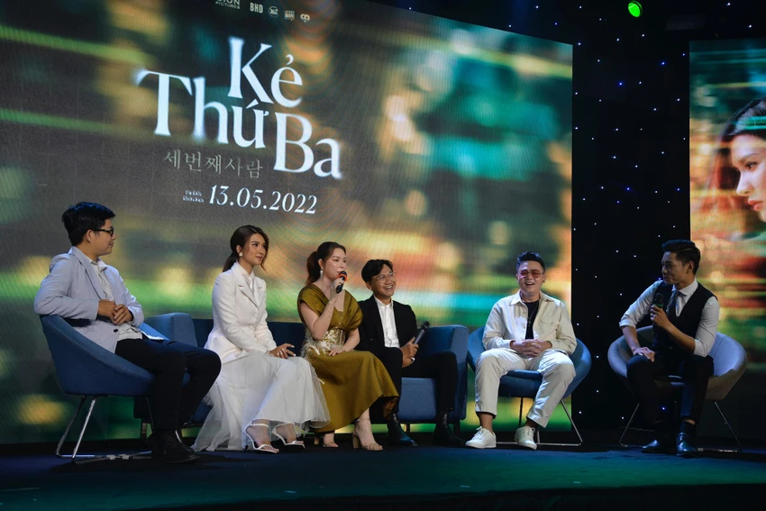 Lý Nhã Kỳ và ê-kíp lần lượt trả lời những câu hỏi. Ảnh: NGUYỄN TRÀ Lý Nhã Kỳ và ê-kíp lần lượt trả lời những câu hỏi. Ảnh: NGUYỄN TRÀ
