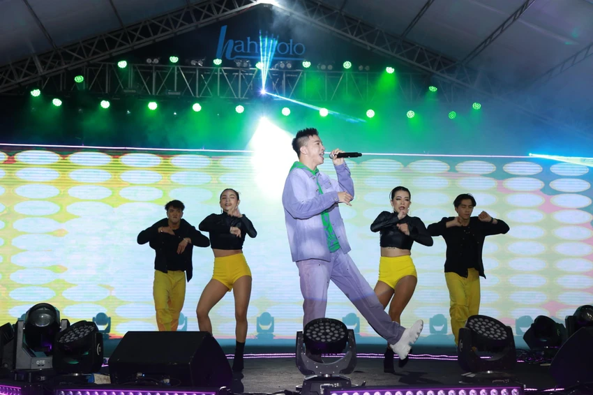 S.T Sơn Thạch đốt cháy sân khấu với giai điệu sôi động. Ảnh: THANH TÙNG S.T Sơn Thạch đốt cháy sân khấu với giai điệu sôi động. Ảnh: THANH TÙNG