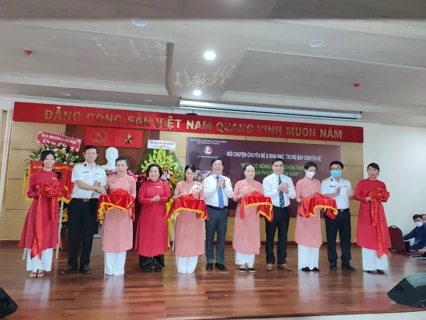 Khai mạc trưng bày chuyên đề “Một số nông cụ truyền thống của phụ nữ miền Nam” và triển lãm ảnh “Nụ cười Việt Nam” sáng 29-4. Ảnh: NGUYỄN TRÀ