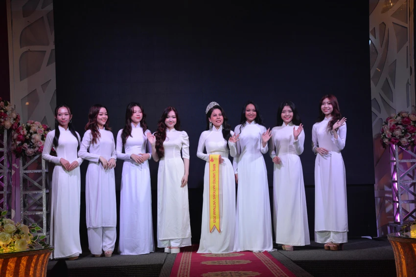 Bà Như Quỳnh và các người đẹp Miss Teen International Vietnam 2021. Ảnh: NGUYỄN TRÀ Bà Như Quỳnh và các người đẹp Miss Teen International Vietnam 2021. Ảnh: NGUYỄN TRÀ