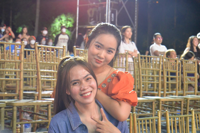 Hai chị em Thu Nhung đến từ rất sớm và ở lại đến khi chương trình kết thúc, nhiều người đã trở về nhà Hai chị em Thu Nhung đến từ rất sớm và ở lại đến khi chương trình kết thúc, nhiều người đã trở về nhà