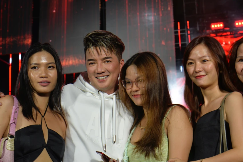 Khán giả của anh ở nhiều lứa tuổi. Có người tóc đã bạc trắng, những cô nhóc cậu nhóc năm nào đã lớn Khán giả của anh ở nhiều lứa tuổi. Có người tóc đã bạc trắng, những cô nhóc cậu nhóc năm nào đã lớn