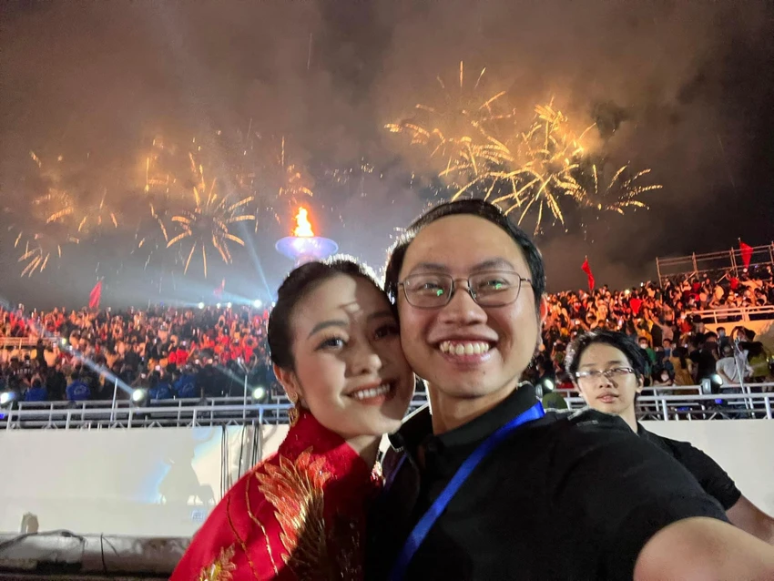 MC Phí Linh và BTV Lê Hoàng Linh VTV4 - người chịu trách nhiệm dịch thuật lễ Khai mạc và Bế mạc của Seagames. MC Phí Linh và BTV Lê Hoàng Linh VTV4 - người chịu trách nhiệm dịch thuật lễ Khai mạc và Bế mạc của Seagames.