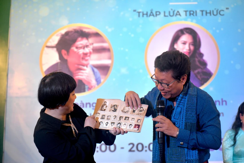 Cuốn nhật kí được ông nâng niu trân trọng. Ảnh: NGUYỄN TRÀ Cuốn nhật kí được ông nâng niu trân trọng. Ảnh: NGUYỄN TRÀ