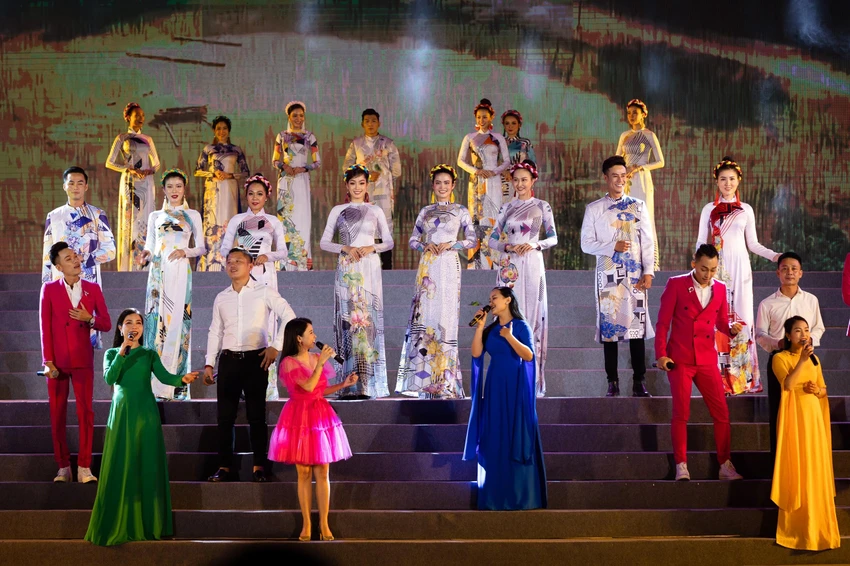 Hoa hậu Diễm Hương, Vân Anh duyên dáng áo dài trên quê hương Bác Hồ ảnh 2 Hoa hậu Diễm Hương, Vân Anh duyên dáng áo dài trên quê hương Bác Hồ ảnh 2