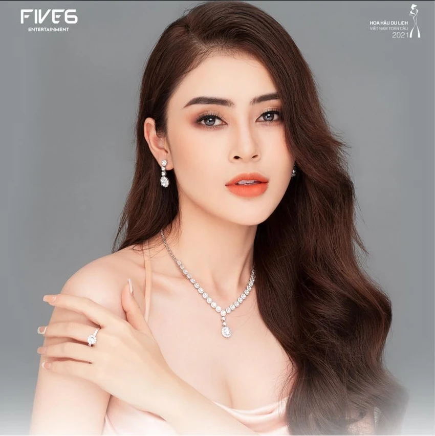 Lý Kim Thảo không phải là cái tên xa lạ. Cô từng đăng quang á hậu Việt Nam Châu Á. Cô gái Bạc Liêu Lý Kim Thảo liên tục được gọi tên trong Top 5 chiến thắng Người đẹp áo dài, Top 5 Người đẹp trang phục bản sắc Việt. Trước đó, cô được gọi tên trong Top 4 chiến thắng Người đẹp cộng đồng. Trang phục bản sắc Việt Lý Kim Thảo mang đến cuộc thi có tên gọi Đờn cò- hình ảnh quen thuộc của quê hương mình. Lý Kim Thảo không phải là cái tên xa lạ. Cô từng đăng quang á hậu Việt Nam Châu Á. Cô gái Bạc Liêu Lý Kim Thảo liên tục được gọi tên trong Top 5 chiến thắng Người đẹp áo dài, Top 5 Người đẹp trang phục bản sắc Việt. Trước đó, cô được gọi tên trong Top 4 chiến thắng Người đẹp cộng đồng. Trang phục bản sắc Việt Lý Kim Thảo mang đến cuộc thi có tên gọi Đờn cò- hình ảnh quen thuộc của quê hương mình.