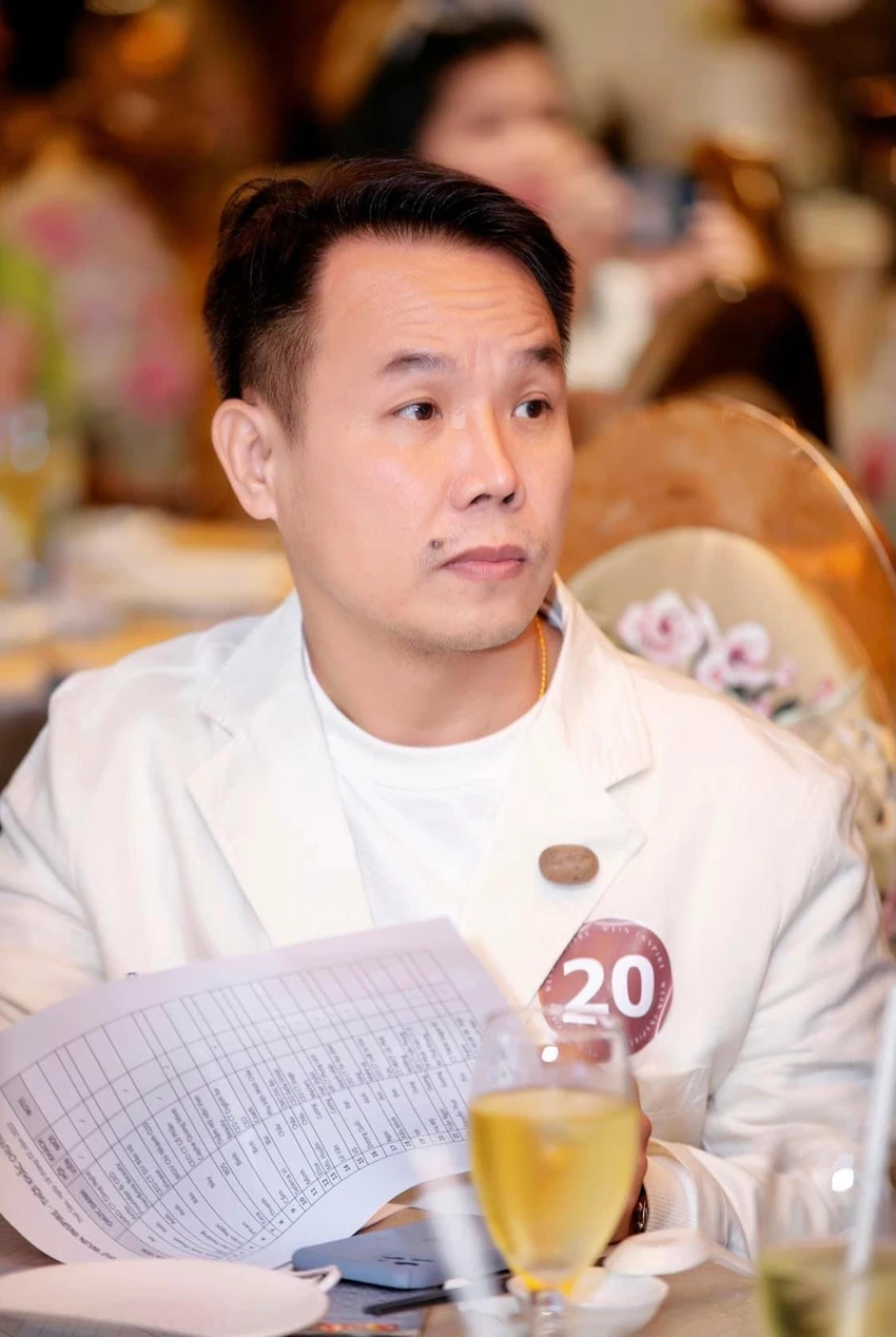 NTK Việt Hùng. Ảnh: FBNV NTK Việt Hùng. Ảnh: FBNV